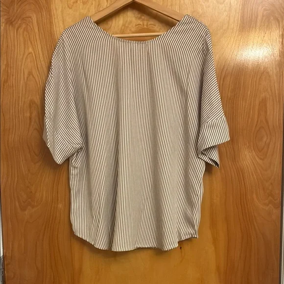 Vetta Striped Button-Up Women's Top - Picture 4 of 5